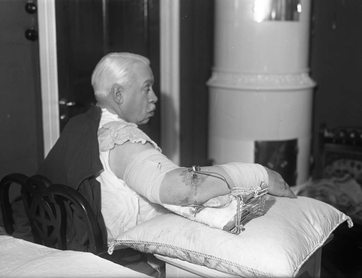 Calla Helena Sundbeck, Baron Adrian Cesar von Düben på Grand Hotel Ribbagården, Gränna, under medicinsk behandling.