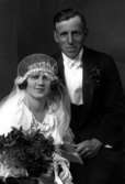 Han som beställde bilden: Ervald Ahlberg, Kalmar. Bild på ett brudpar där kvinnan har slöja och en blombukett.