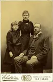 Grosshandlare Bror Hain i Kalmar med hustru Sigrid, född Sundberg. Dottern Daisy. Cirka 1890-92.