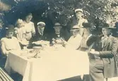 Grupporträtt hos häradsskrivare Råberg, fika i trädgården på Esplanaden.