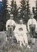 Greve Gösta Ehrensvärd med barn. [Gösta, Ulla och Carl-August Ehrensvärd].