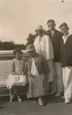 Ulla Ehrensvärd med svärdotter och barnbarn (Anna, Ulla, Gösta och Carl-Augiust Ehrensvärd), taget i Ramlösa på Ullas 70-årsdag, 3/8 1928.
