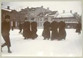 På Larmtorget 15 Mars 1896. Helga Kreuger, Annie Rosberg, Lilli Sahlberg. Hertha Maijström och Ellen Harberg.