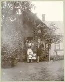 Personer på en veranda till ett okänt hus.