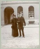 En man och en kvinna framför en butiksbyggnad. Text på skyltfönstret: 