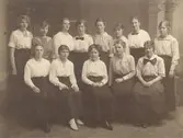 Text på fotots baksida: Frida Hellstedt med klass 8? Läsåret 1915-1916?