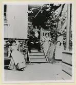 Harbergska gården 1893. Carl Johan Hullgren och hustrun Clara Mathilda i trappan.