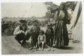 Zigenarfamilj (Taikon Dimitros?). Foto 1924 från lägret vid Nyhem, Kalmar. Övriga zigenarfamiljer avvisades från Kalmar stad. Denna familj fick stanna, då mannen fått blodförgiftning i händerna och behövde läkarvård.