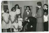 Prinsessan Sibylla med alla barnen hos landshövdingeparet Wagnsson cirka 1950.