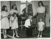 Prinsessorna Margaretha, Birgitta, Desirée, Christina och kronprins Carl Gustaf hos landshövding Wagnsson i Kalmar cirka 1950.