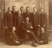 Brigg Svea, Timmernabben, besättning omkring 1890. Kapten Anders Bengfsson. Omkom med Idun 1903, Kapten Bengtsson sittande i mitten.
Övre raden . Tredje från vänster;styrman Emil Löfgren, Femte från vänster: timmerman Carl Svensson,