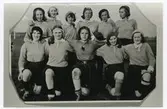 På Fredrikskans Idrottsplats spelade flickorna fotboll mot 100kg gubbar.
Knåstående fr v: Märtha Strömberg, Sonja Andersson, Birgit Gullbrandsson, Märtha Dunge, Linnea Karlsson.