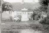 Uno Karlsson och hans hustru Jane framför dåvarande mangårdsbyggnaden på gård.