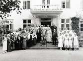 Drottning Viktorias vilohem. Gruppbild med Gustav V, patienter och personal på trappan.