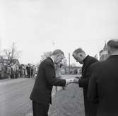 Gustaf VI Adolfs Eriksgata i Kalmar län 15 - 18 maj 1954. Kyrkoherde Einar Svensson i Glömminge i samtal med kungen.