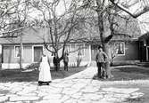 Matilda Nilsson och sonen Einar (två drängar) utanför huset.