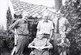 Bilder på familjen Pettersson.
Kjell, brodern Stig (född 1914), Stigs son John och barnbarn. Edith i rullstol.