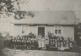 Småskolan med den första småskollärarinnan Klara Olsson från Karlslunda 1890-talets början.