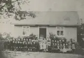 Småskolan med den första småskollärarinnan Klara Olsson från Karlslunda 1890-talets början.