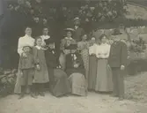 Neglinge den 24 juni 1907.

Från höger: Gustaf Leonard Ideström, Karin Lidman, Elin Lidman, Alma Lidman, Axel Ideström, Hanna Ideström gift Möllerberg, Gertrud Nordvik, Gerda Nordvik, Harald och Barbro Nordvik framför Gerda.
Sittande från höger: Anna Ideström född Fornander och Sofie Fornander.