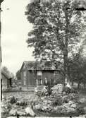 Familjen Holmberg framför sin gård i Färghult 1916.



Familjen Holmberg framför gården.