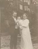 Herman ,Hanna och Karin Möleberg (Hanna född Ideström) i Neglinge 1909.