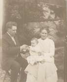 Herman ,Hanna och Karin Möleberg (Hanna född Ideström) i Neglinge 1909.