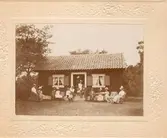 Sommarstugan vid Jutnabben i Kalmar. i soffan Axel och Betty le Grand.