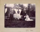 En samling personer vid Badhusparken i Nybro år 1900.