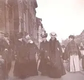 Kvinnor på okänd ort.