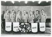 Bertås orkester. Fotot är taget iden nyöppnade danspaviljongen i Folkets Park, Kalmar. Premiären var fredagen 30/4 och lördagen 1/5 1943. Från vänster: Sven-Gunnar Frieberg - född 1920 - trumpet, Alf Widerberg - född 1918 - tenorsax - klarinett - trumpet, Roland Käck - född 1915 - trummor, Bertil Åkerlund - född 1905 - piano och kapellmästare, Ove Rosdal - född 1915 - altsax - klarinett - violin - dragspel, Fred Brandin - född 1920 - tenorsax - klarinet - dragspel, Olle Palmér - född 1911 - kontrabas.