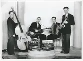 Ingvar Aspelins kvartett. Från vänster: Ingemar Bennich-Björkman - kontrabas, Rolf Larsson - gitarr - dragspel - banjo, Ingvar Aspelin - Altsax.