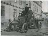 Wahlström W. 
En av de första grövre motorvagnarna i Kalmar omkring 1920. Tillhörande Th W Wahlström i
Ljungbyholm, som inköpt vagnen i Stockholm för virkestransport från hans egendom Nyckleven.
W Wahlström sitter i förasätet, vid ratten mekanikern Carl Råberg.