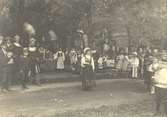 Första Barnens Dag i Kalmar, Slottet 1906. Gruppbild av renässansfolk på slottsvallen: 
1. Ödman på Svea?.  2. skollär. Eriksson. 3. frkn Elin Hagman, gift Ödman. 4. en av poj-
karna Backman (Pierre). 5. fru Bergman. 6. Sahlberg. 7. frkn A. Rosberg. 8. dir Kreuger.
9. bokhandelsbiträde Wåhlin. 10. Ludvig Johanssons son?. 11. Frkn Samuelsson. 12. konsulinnan
Harald Jeansson (bredvid Sahlberg), syster till 9. 13. frkn Bruun.