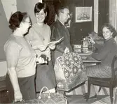 Sittande vid skrivbordet Dr. Dagmar Selling. Fr vänster Tekniskt biträde Berta Hammarberg. Antikvarie Gunnel Forsberg. Rustmästare Arthur Andersson.