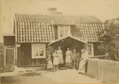 Bagare Per Persson Björck (född 1824) med familj, bl.a. sin fru Kristina (född Nilsdotter 1821) och arbetare framför sin bostad i Rockneby. Längst till höger sonen (Per) Alfred Björck (född 1865), sedermera handlare i Rockneby och hans fru Selma (född Lundgren 1864, död 1904).