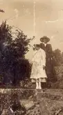 Ellen och fr. Brütte (Carin) vid Borgholms slottsruin.