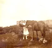 Ellen och fr. Brütte (Carin) vid Borgholms Slottsruin.