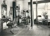 Interiör från en damfrisering på Smålandsgatan. Fastigheten var färdigbyggd cirka 1935.