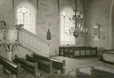 Interiör från altaret med den fristående predikstolen i Hannäs kyrka,  före restaurering.