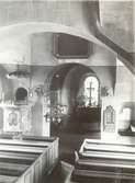 Östra delen av Hossmo kyrka med triumfbågen, predikstolen och koret.