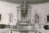 Altaruppställning, altare och altarring i Misterhults kyrka.