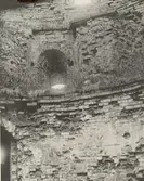 Västra postejen, innerväggen mot väster före skyddstakets uppförande; delar av andra, tredje och fjärde våningens murverk. Mitt i bilden en skottglugg i tredje våningen. Foto M.O. 1933.
På vissa plåtar har Martin Olsson klistrat eltejp för att markera hur bilden skulle beskäras i boken.