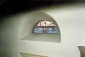Infattat fönster i Mortorps kyrka.