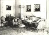 Bergagården, salongen med bord soffa stol och piedestal.
Ragnar L o Thyra Jeansson.
