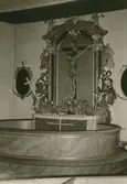 Altaret i Tveta kyrka före restaurering.