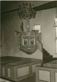 Predikstolen i Tveta kyrka före restaurering.