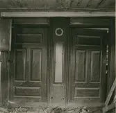 Aggetorp nr 2. Interiör av stugan mot förstugan och köket. Mellan dörrarna ett klockskåp i nischen. I rummet finnes också kvar ett skåp daterat.