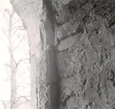 Voxtorps kyrka. Utgrävning av den medeltida kyrkan. Fönstersmyg i koret. Innanför denna syns rester av den medeltida fönstersmygen.