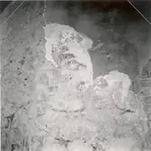 Voxtorps kyrka. Utgrävning av den medeltida kyrkan. Kalkmålning på vägg.